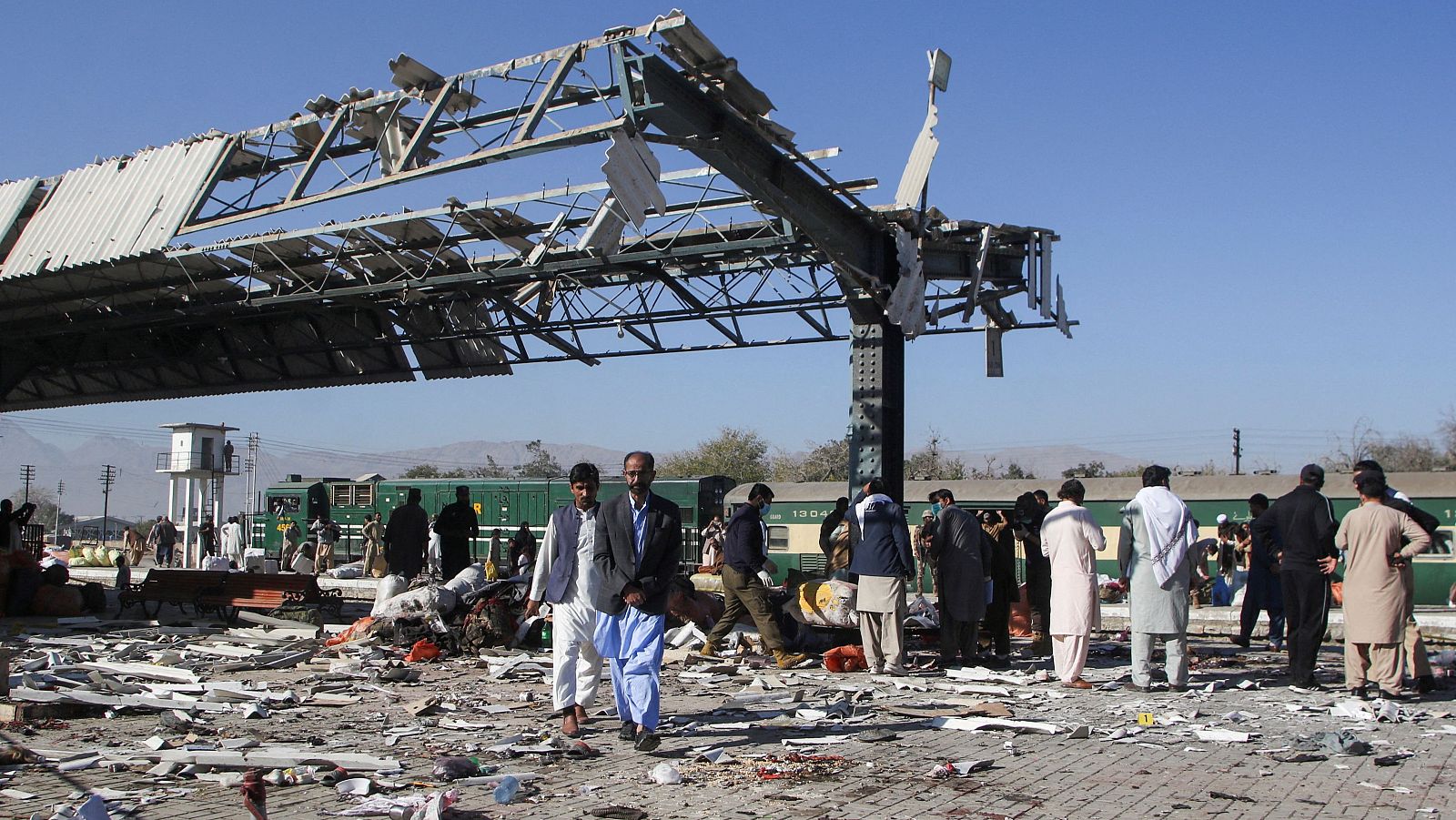 Más de 20 muertos en una explosión en una estación de tren de Pakistán