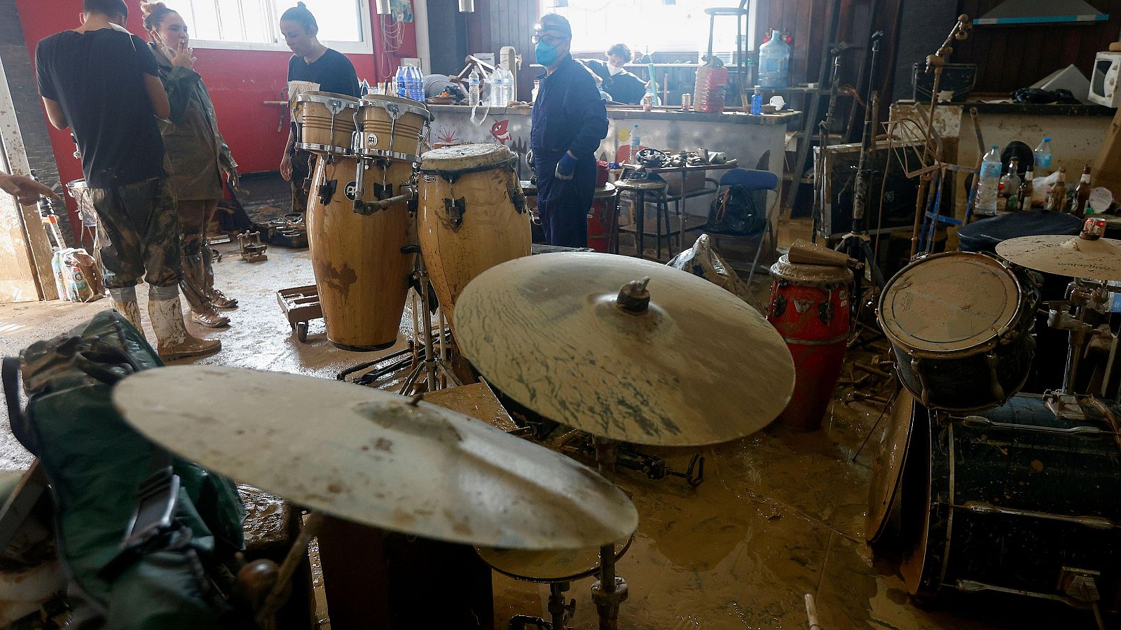 Instrumentos musicales repletos de barro en una nave de Massanassa (Valencia), este miércoles