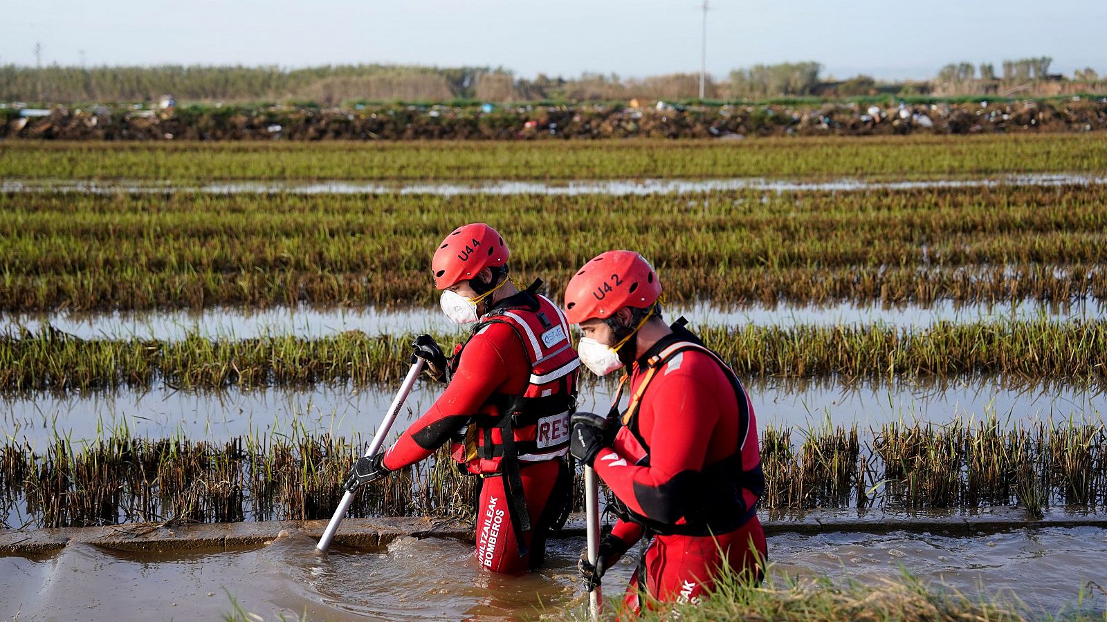 La búsqueda de víctimas de la DANA se refuerza en la Albufera y los voluntarios se multiplican en el fin de semana