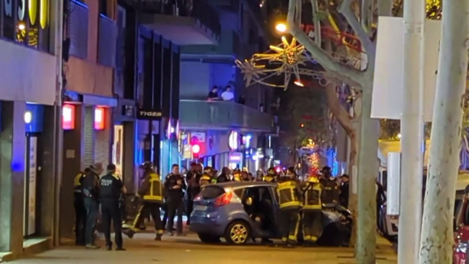 El vehicle accidentat instants després de pujar a la vorera i encastar-se contra un arbre