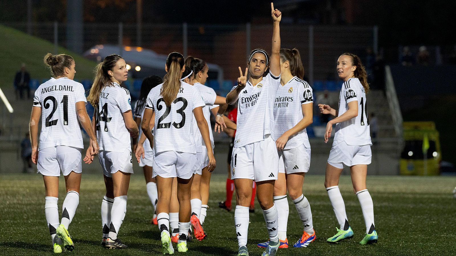 Alba Redondo celebra uno de sus goles en la Liga F ante el Levante Badalona