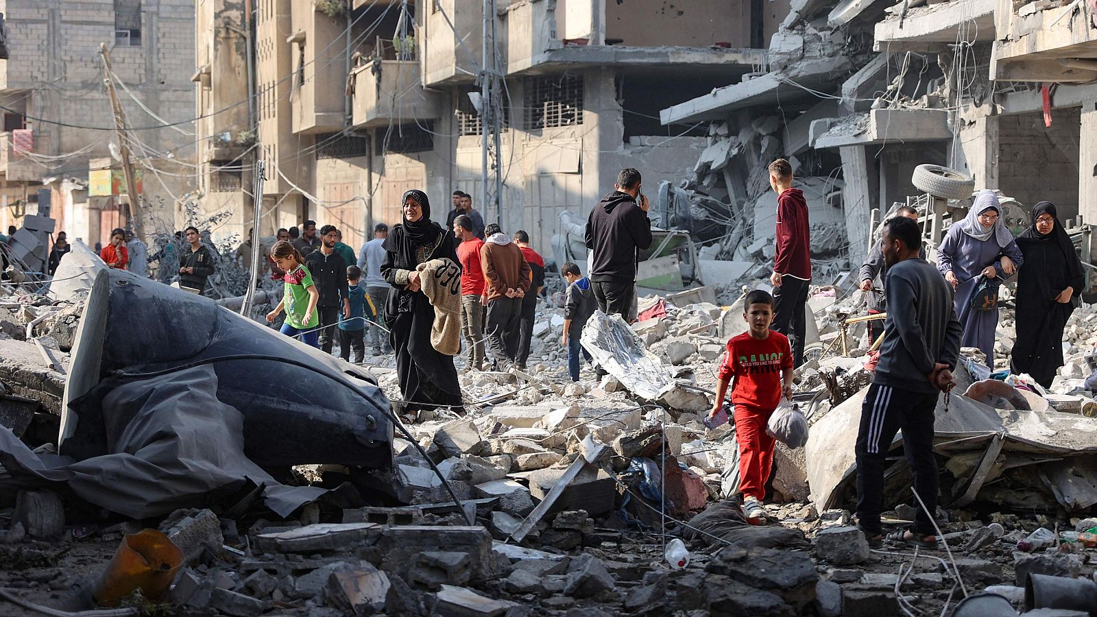 Palestinos entre los escombros en Yabalia tras un ataque israelí.