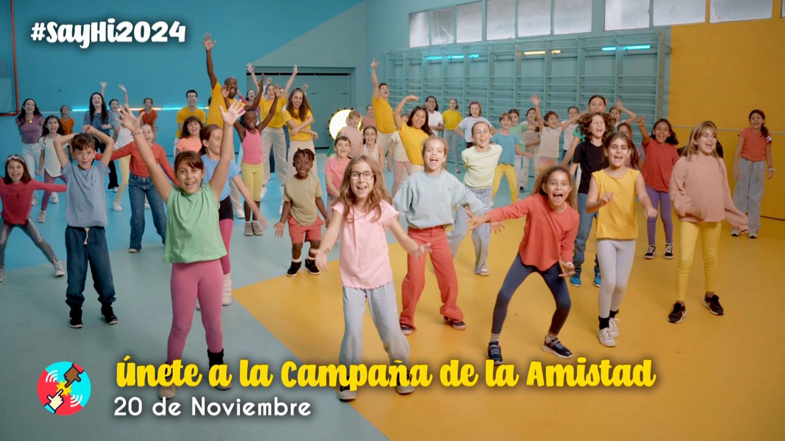 Niños y niñas bailan alegremente en un gimnasio para celebrar el Día de la Amistad el 20 de noviembre. #SayHi2024