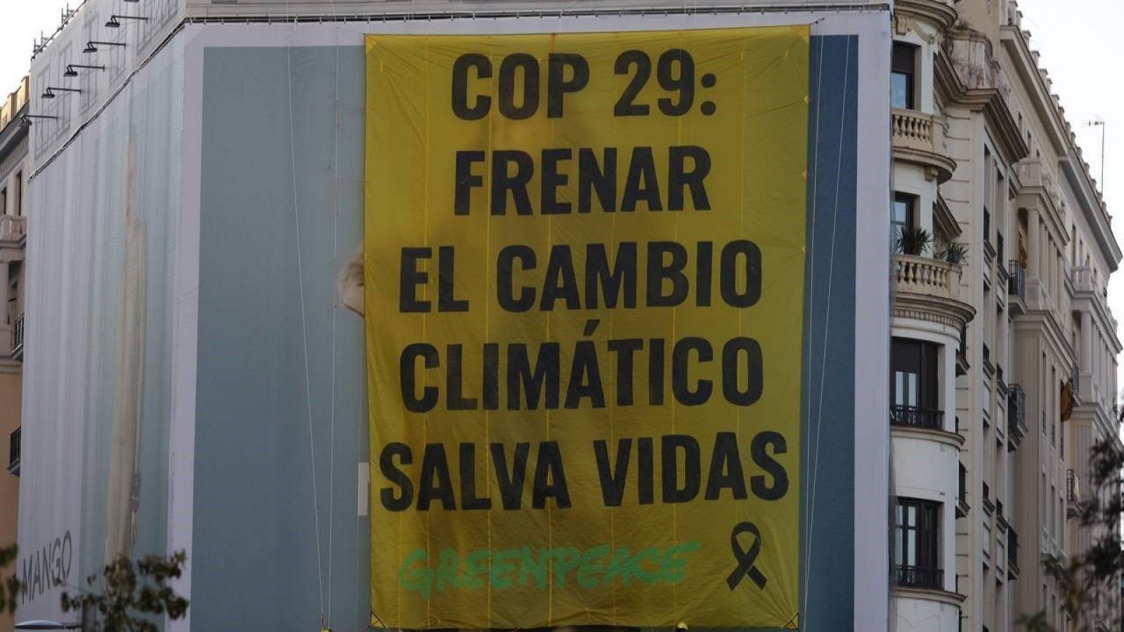 Activistas de Greenpeace despliegan pancarta en Madrid