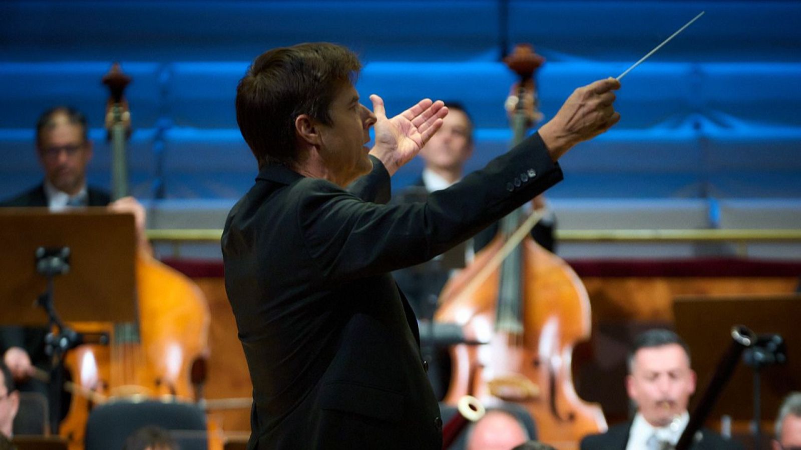 Eduardo Fernández dirige la Orquesta y Coro de RTVE en una vibrante actuación.