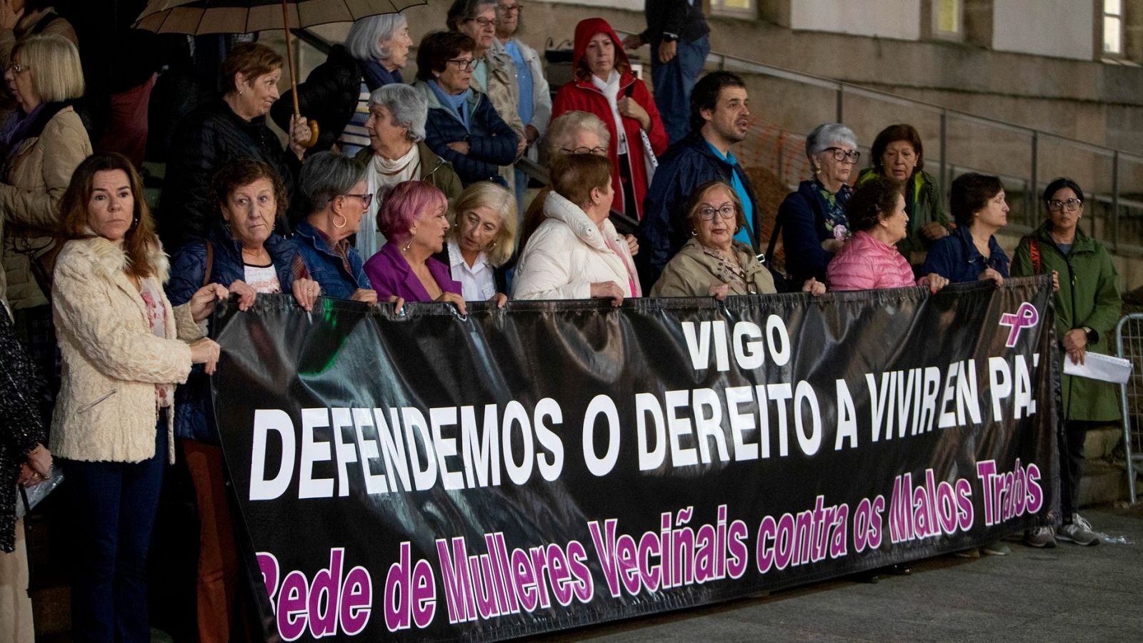  Concentración celebrada en Vigo en repulsa por el asesinato de una mujer en Baiona.