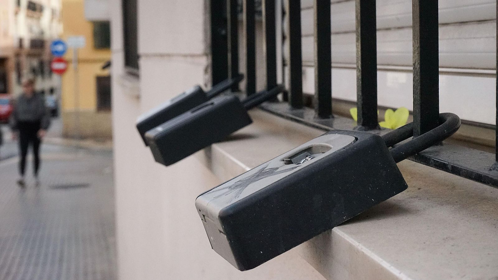 Vista de varios candados para las llaves en un edificio de apartamentos turísticos en el centro de Málaga