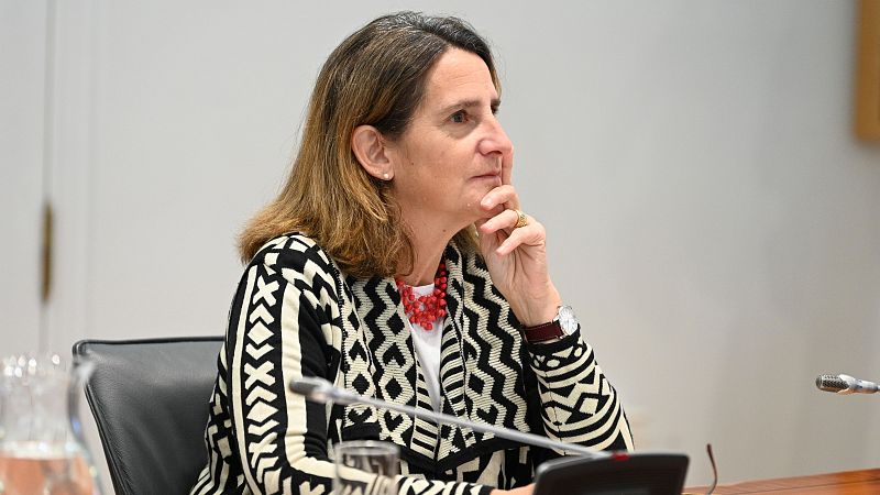 Teresa Ribera, vicepresidenta tercera y ministra para la Transición Ecológica, reflexiona durante una reunión.