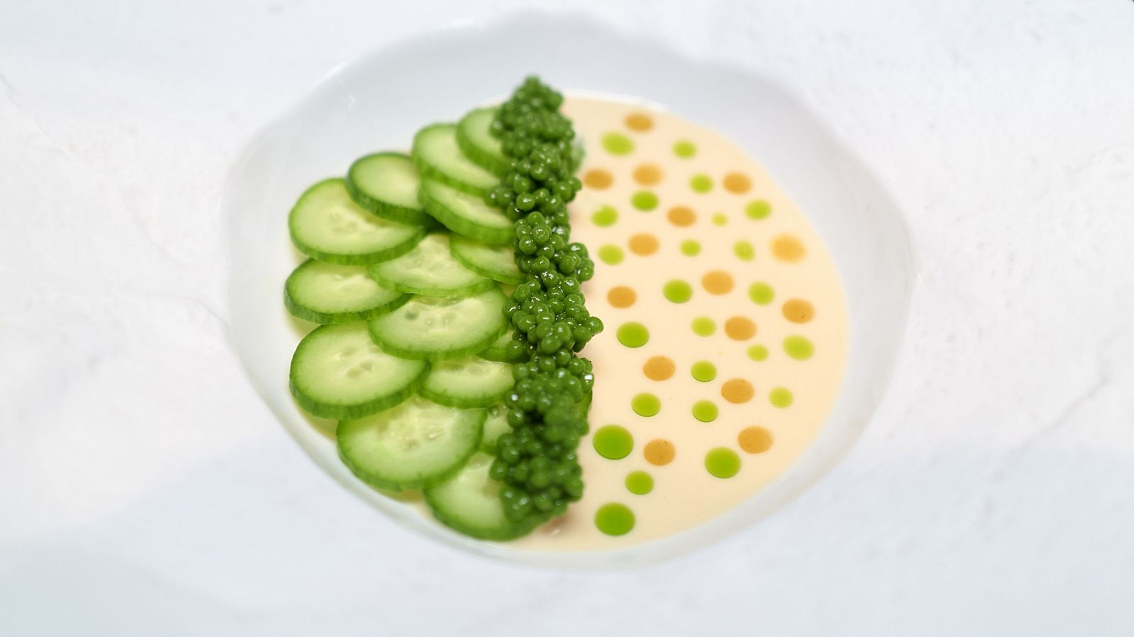 Sopa de chufa encurtida con pepino y perlas verdes, presentada en MasterChef Celebrity 9.