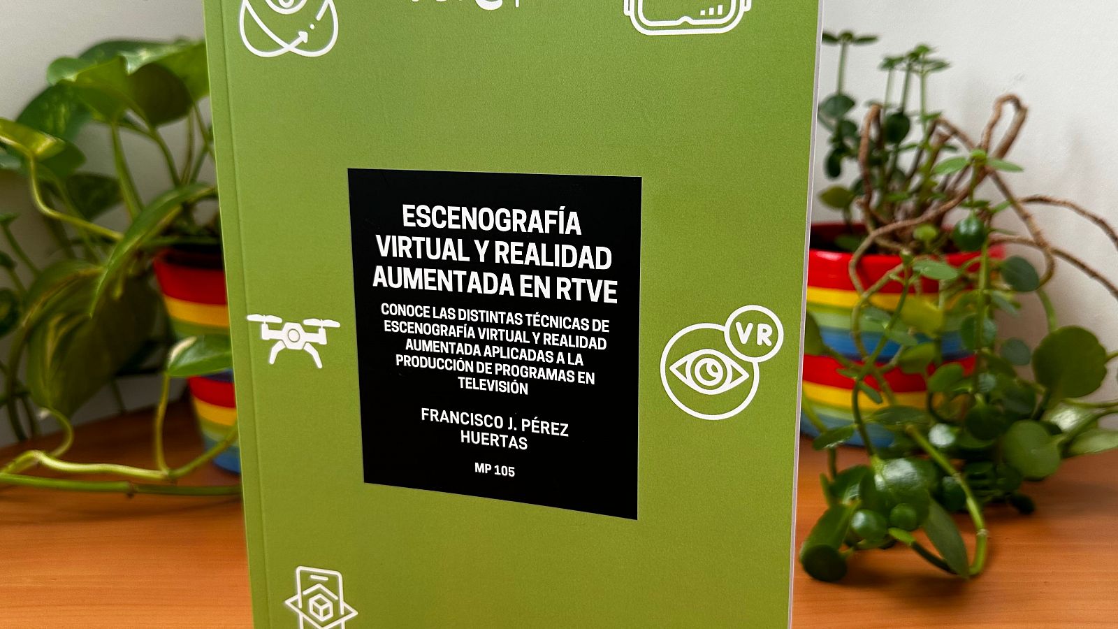 Portada del libro "Escenografía Virtual y Realidad Aumentada en RTVE" de Francisco J. Pérez Huertas.