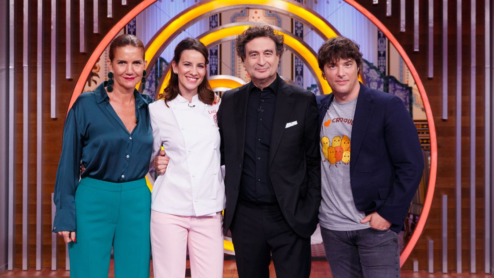 Samantha Vallejo-Nágera, Laila Bazham, Pepe Rodríguez y Jordi Cruz, jueces de MasterChef Celebrity 7, posan sonrientes en el plató.