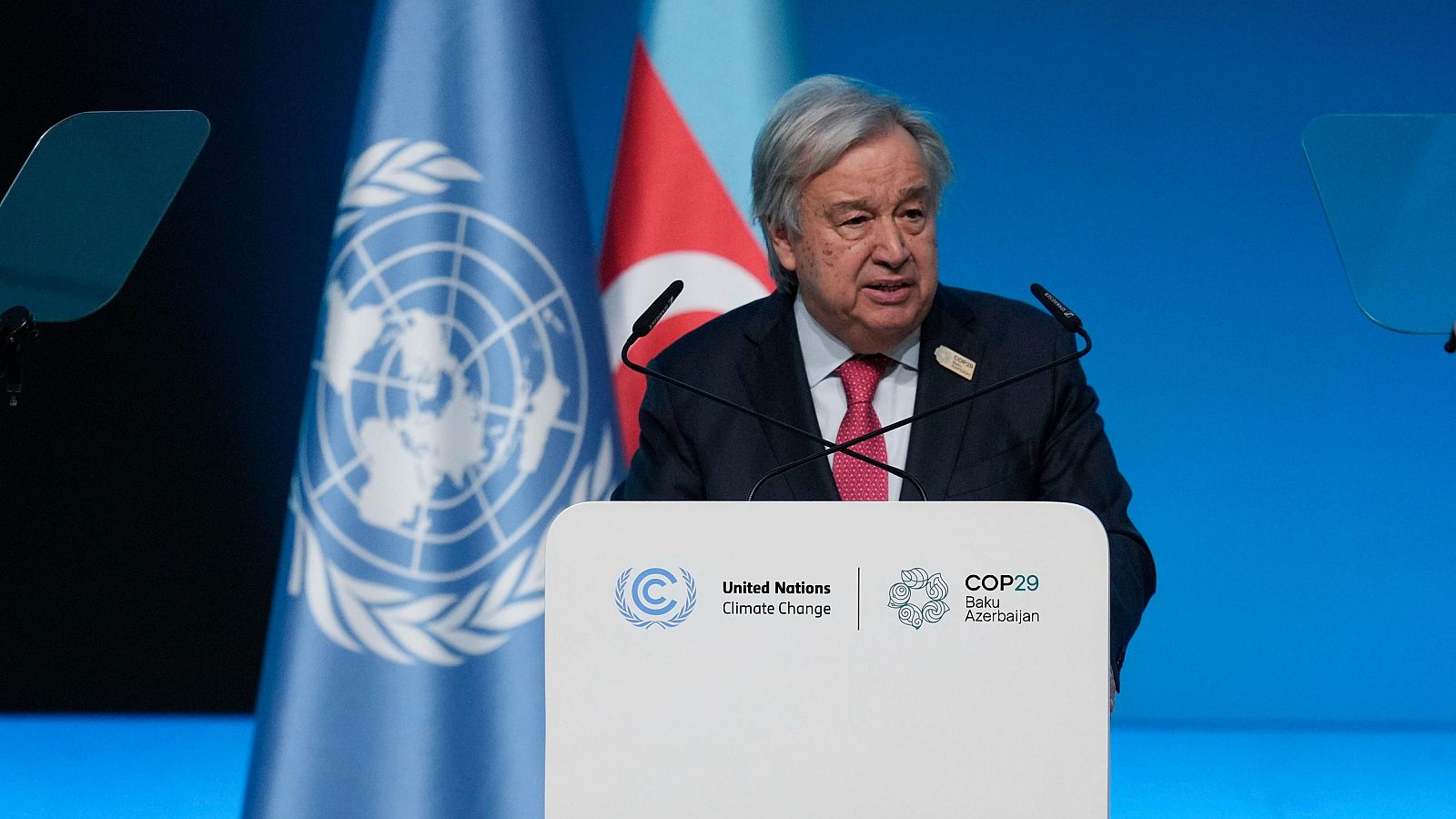 Antonio Guterres, secretario general de las Naciones Unidas, habla durante una sesión plenaria en la Cumbre del Clima de la ONU COP29.