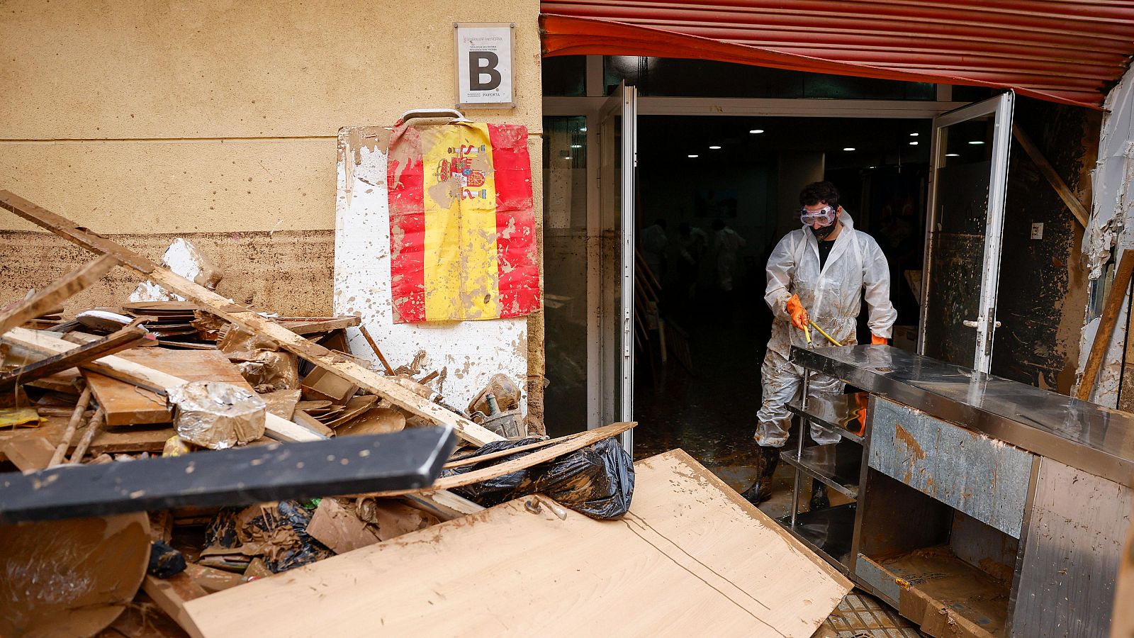 Unos voluntarios trabajan en la limpieza de un negocio en Paiporta.