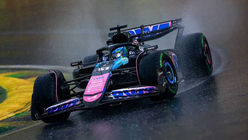 Un Fórmula 1 de Alpine en plena acción bajo la lluvia.