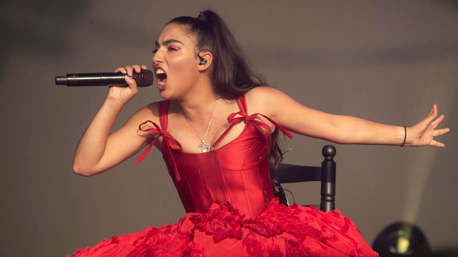 María José Llergo en el Primavera Sound de Barcelona, interpretando una canción con un vestido rojo.