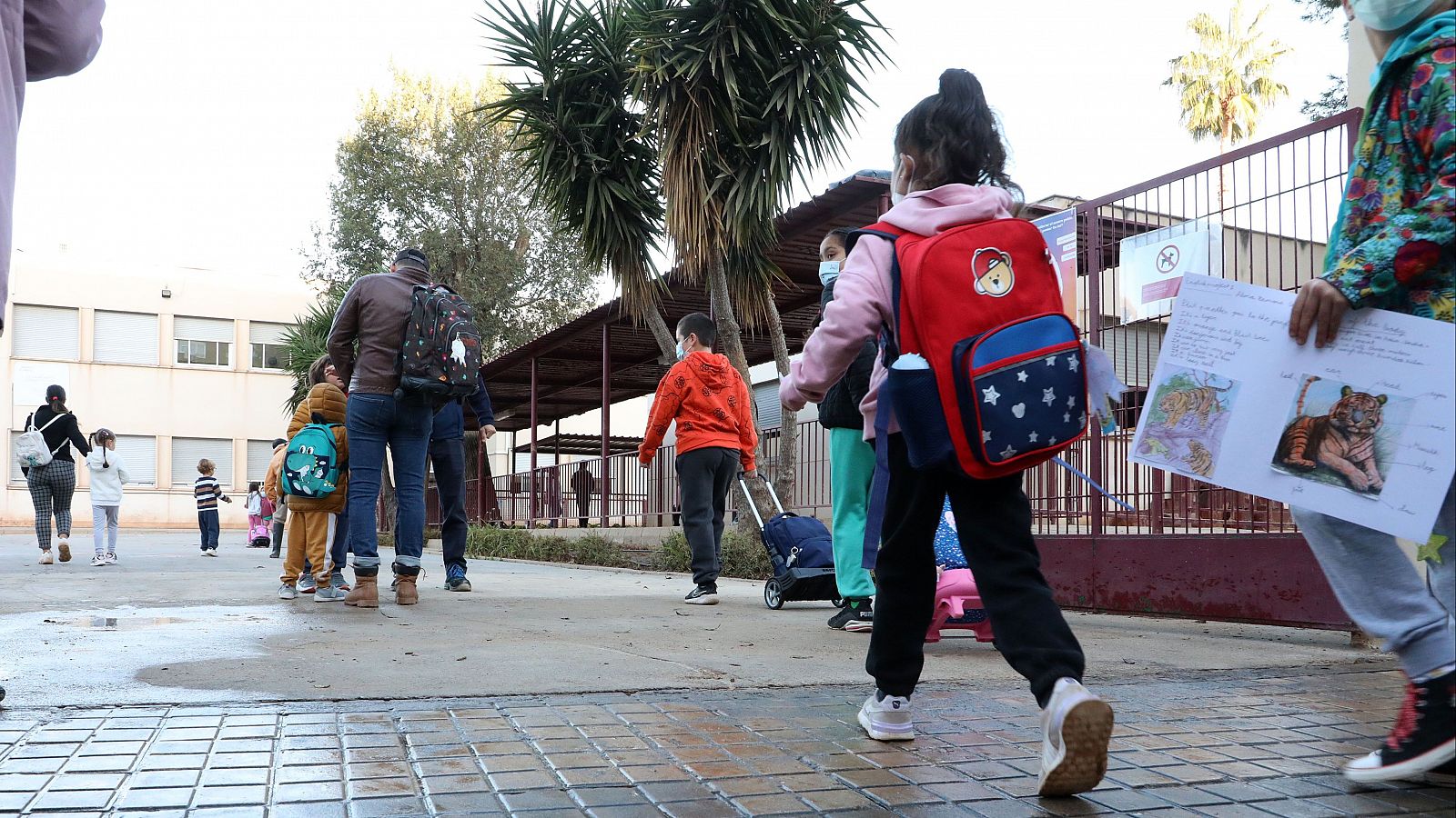 Imagen de niños reincorporándose al colegio en la zona afectada por al DANA en Valencia