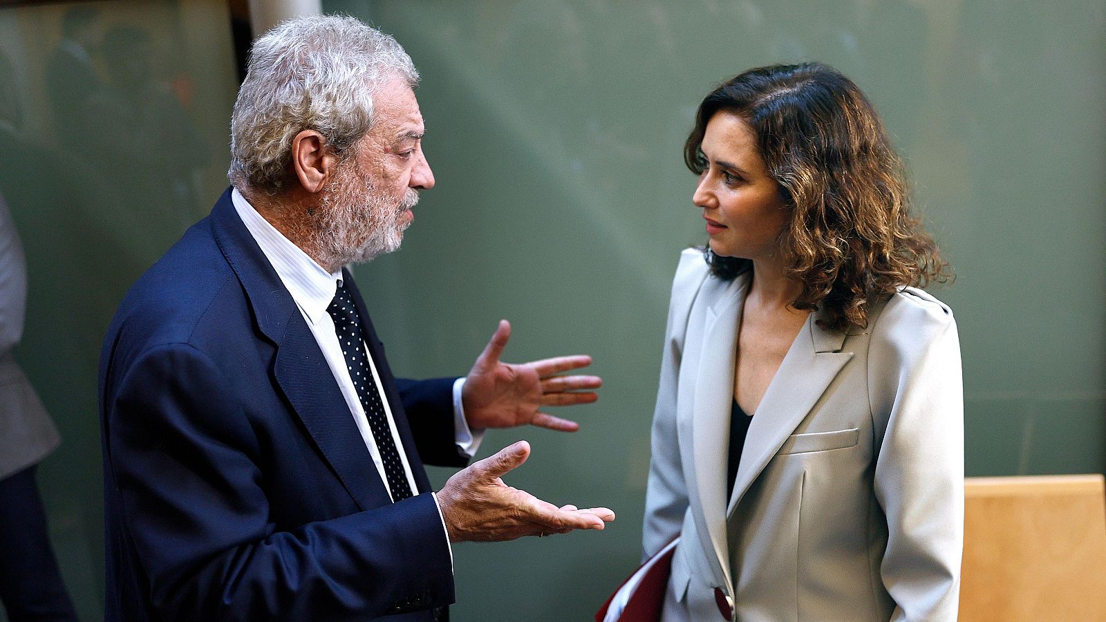 La presidenta de la Comunidad de Madrid, Isabel Díaz Ayuso (d), conversa con su jefe de gabinete, Miguel Ángel Rodríguez