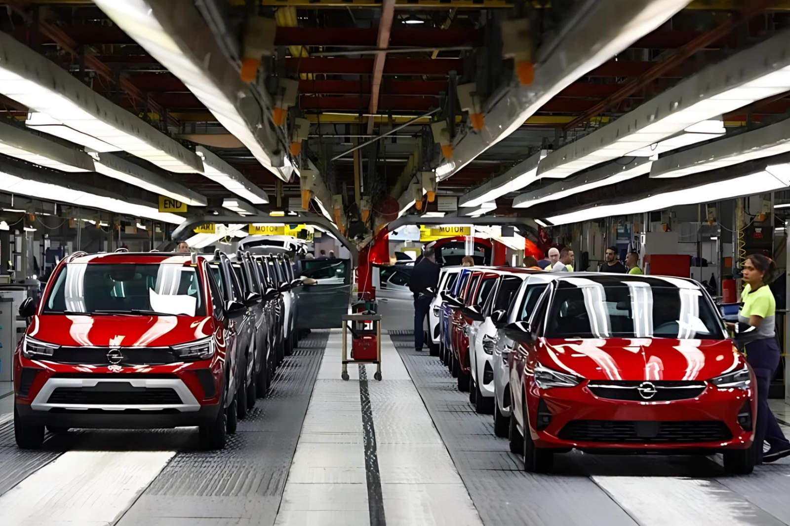 Cadena de montaje de vehículos Opel en la planta de Stellantis en Figueruelas, Zaragoza.