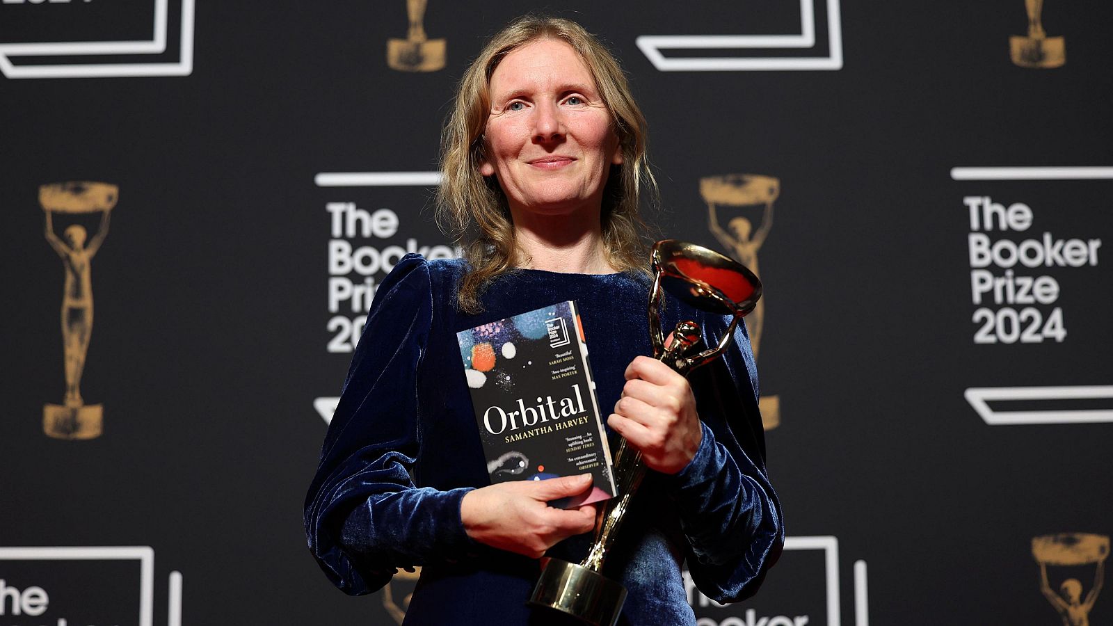 La escritora británica Samantha Harvey recoge el premio Booker