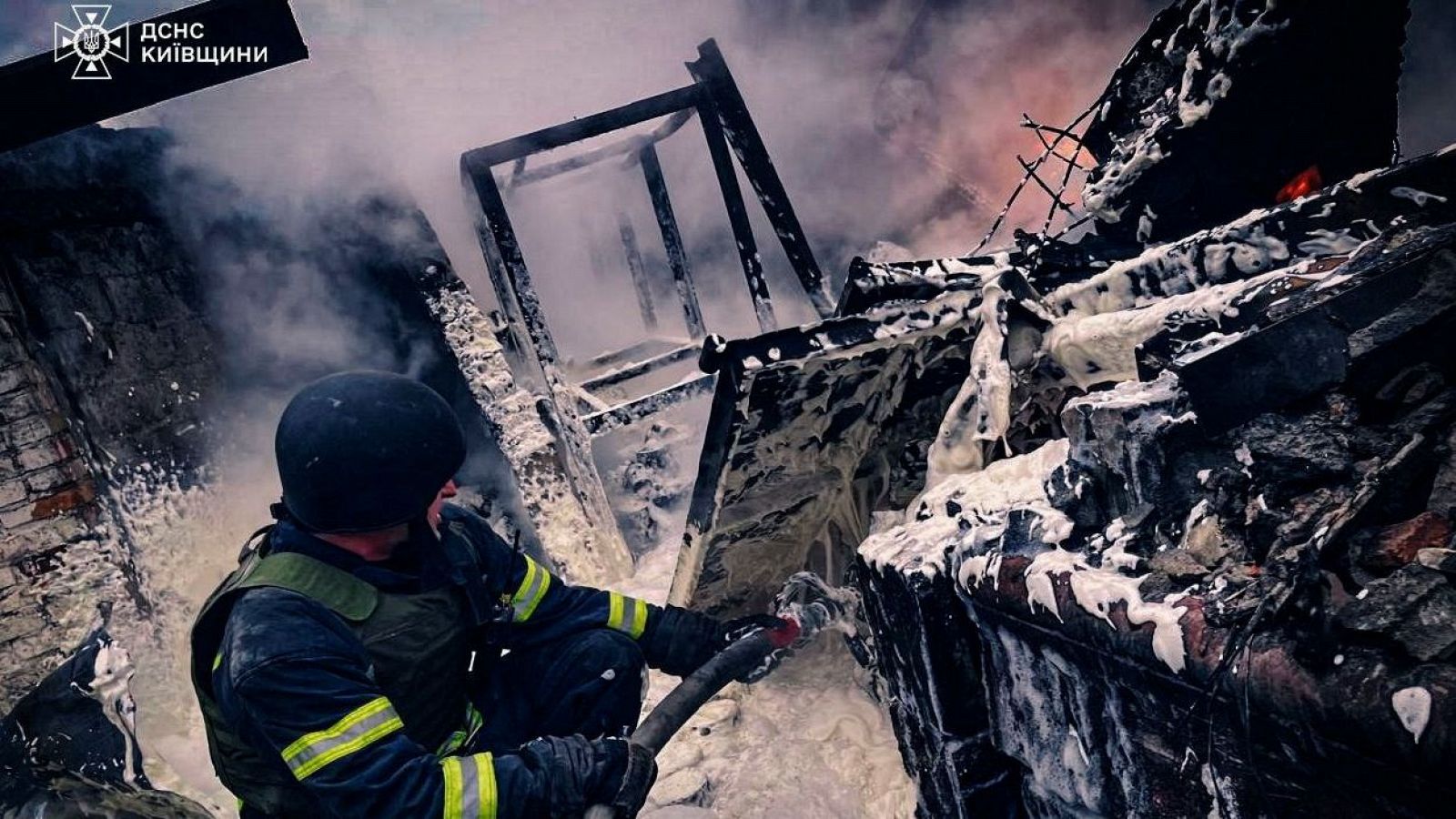 Un bombero trabaja en el lugar donde una zona industrial fue alcanzada por un misil ruso en Kiev. Rusia lanza contra Kiev el primer ataque combinado con drones y misiles en más de dos meses.