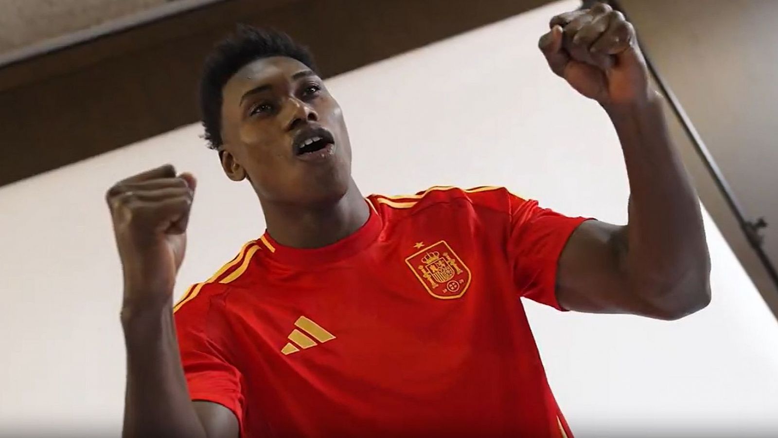 Samu Omorodion se prueba la camiseta de la selección española absoluta.