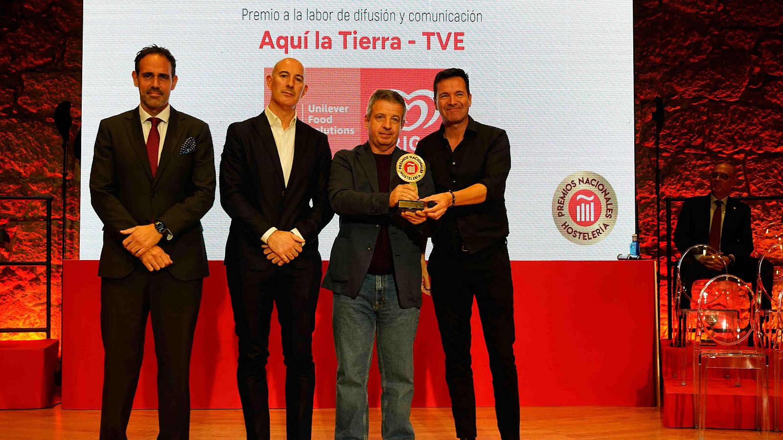 Víctor Otamendi y José Manuel Carpintero, de 'Aquí la tierra', recogen el premio 