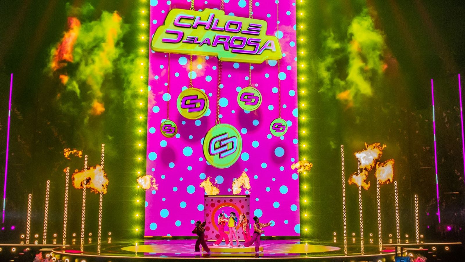 Chloe de la Rosa realiza su segundo ensayo en Eurovisión Junior con bailarines, luces y un fondo rosa.