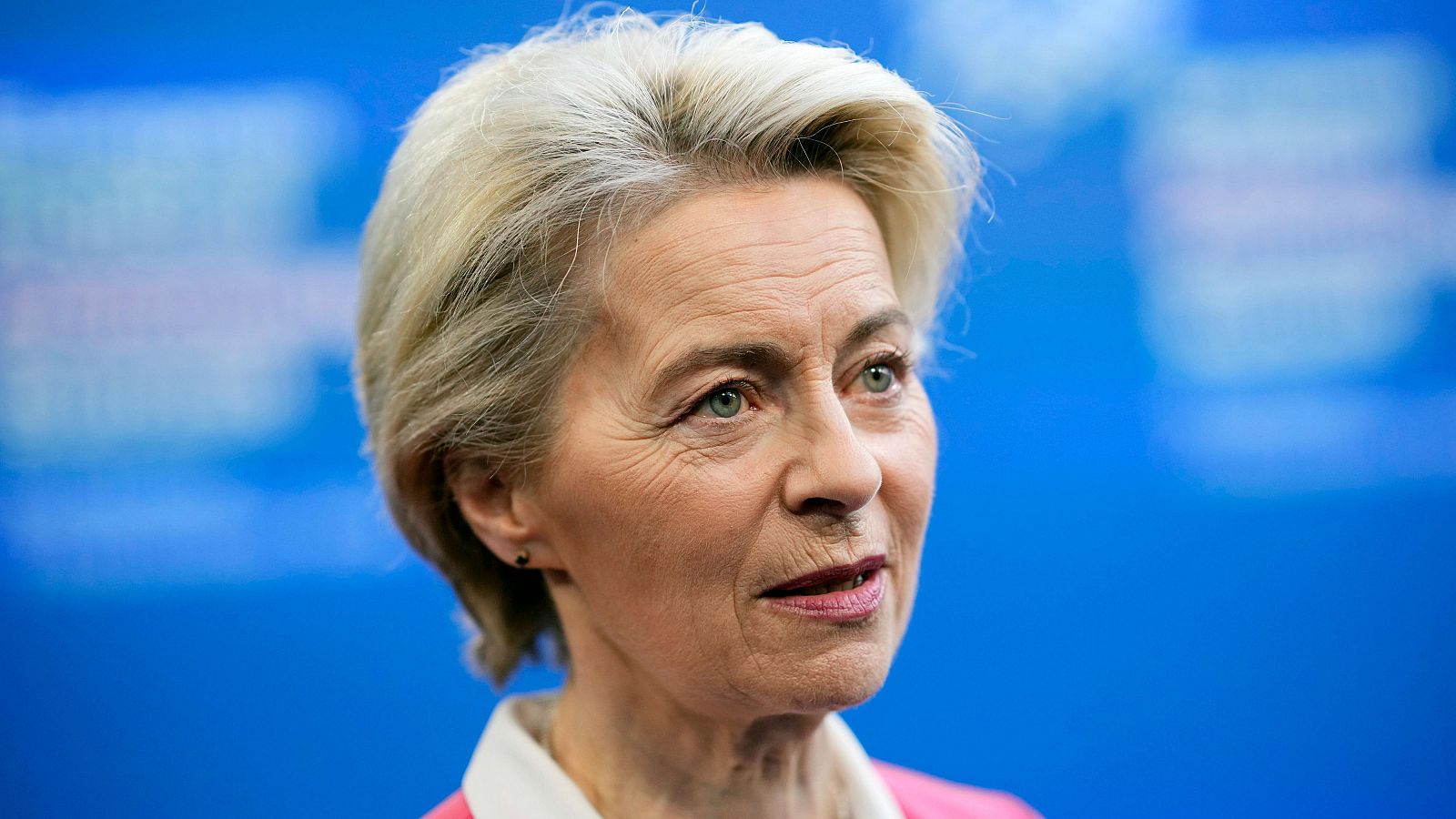 Imagen de archivo de la presidenta de la Comisión Europea llegando a la Cumbre de la CPE en el Puskas Arena de Budapest. Von der Leyen mantiene la confianza en Ribera e intenta recuperar el consenso para nombrar a su Comisión