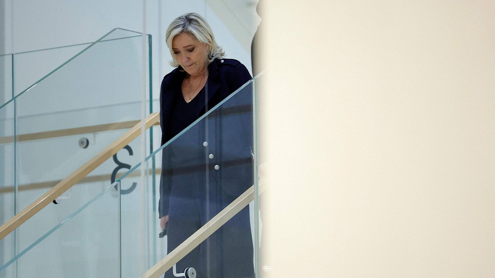 Marine Le Pen en un descanso durante la audiencia de alegatos finales en su juicio por malversación de fondos del Parlamento Europeo en beneficio de su partido