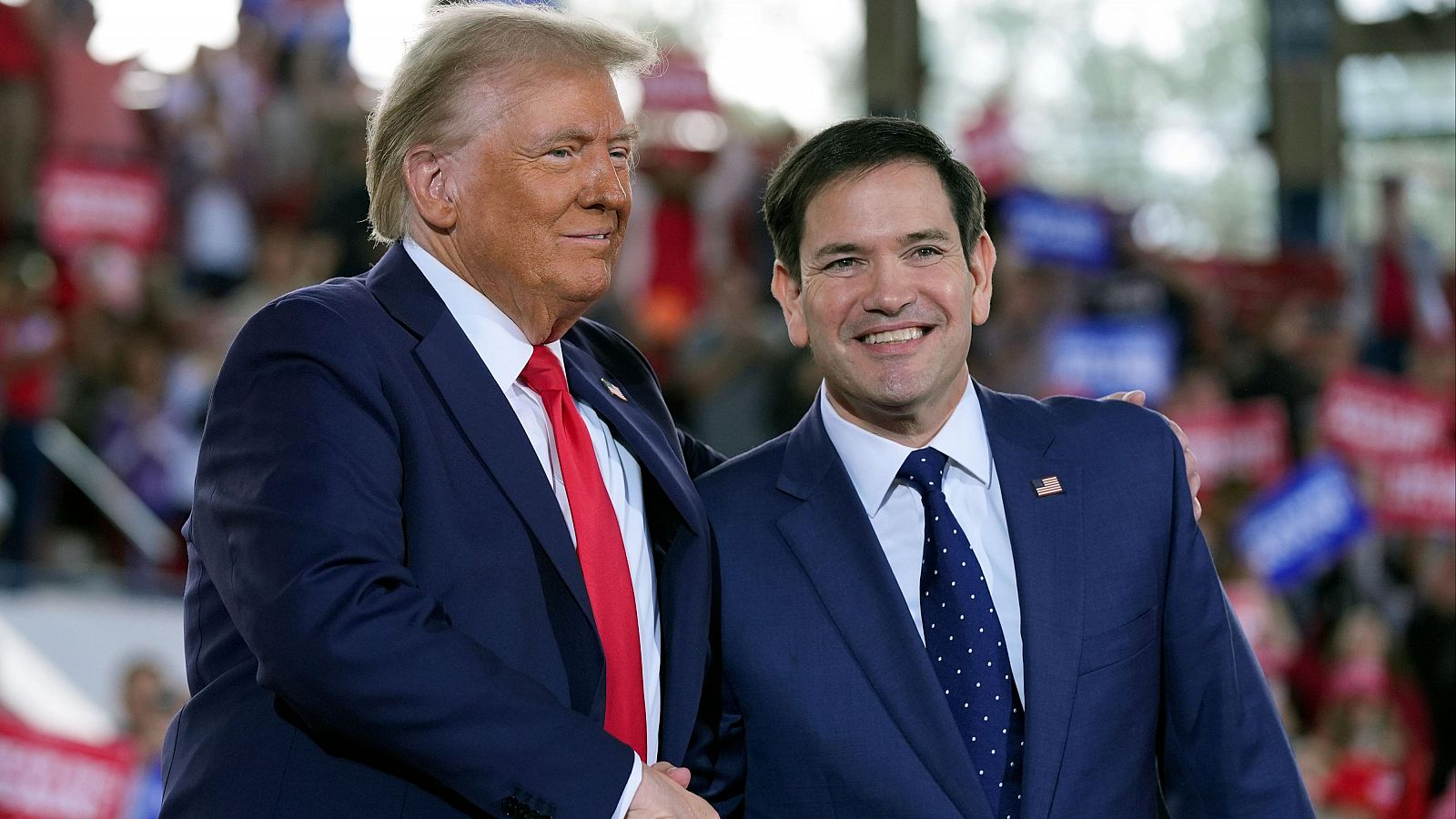 Donald Trump saluda al senador Marco Rubio, republicano de Florida, durante un mitin de campaña