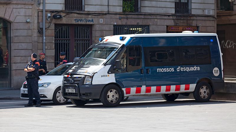 Furgoneta de los Mossos d'Esquadra y dos agentes en una calle de Tarragona.