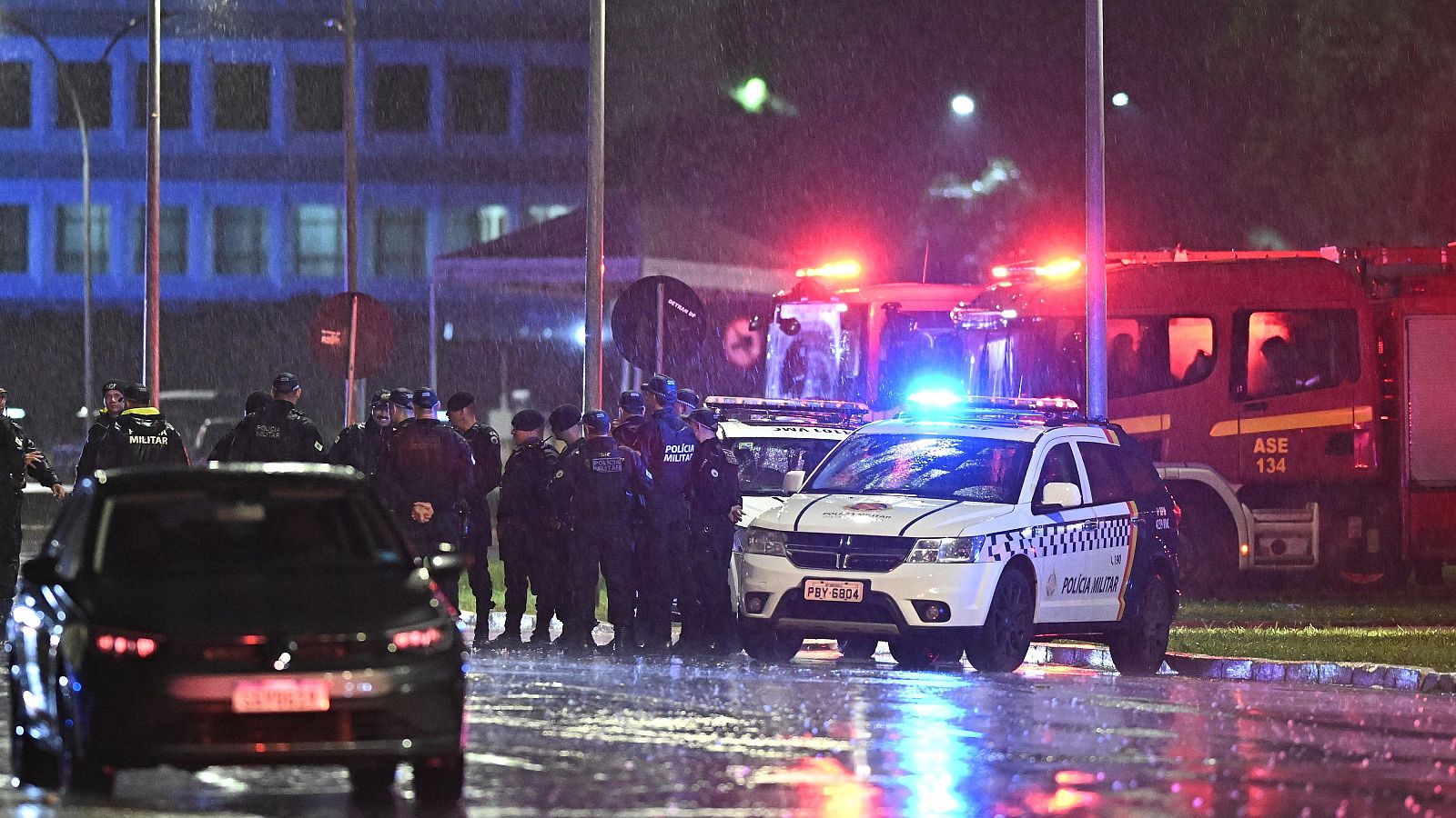 Varios agentes custodian el lugar de una explosión en la Plaza de los Tres Poderes, en Brasilia