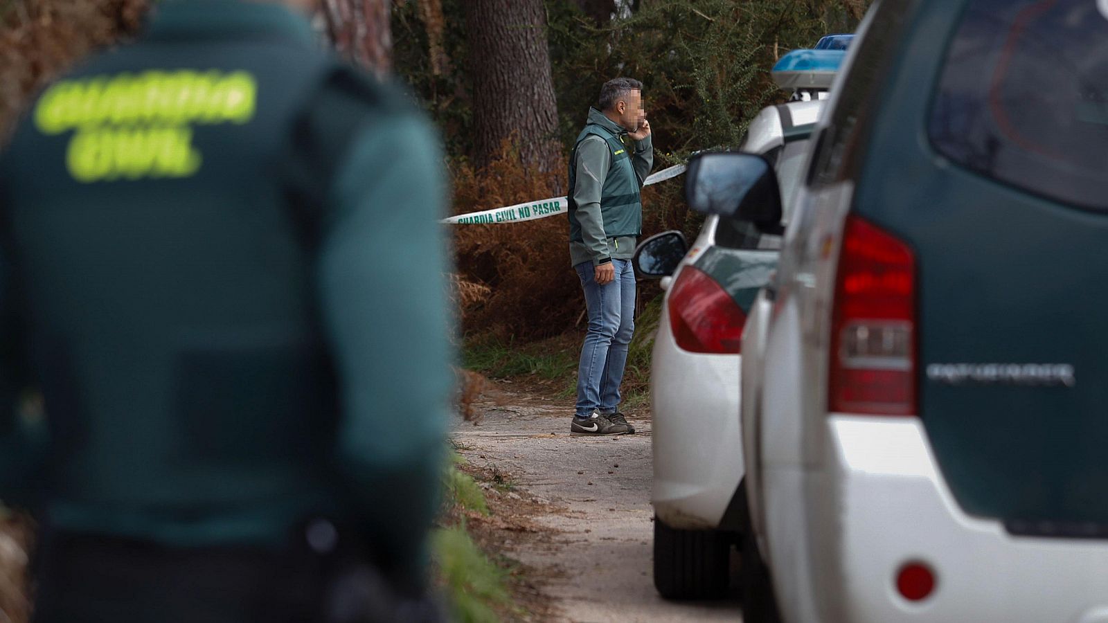 Agentes de la Guardia Civil durante la investigación por el crimen machista en Baiona, Pontevedra.