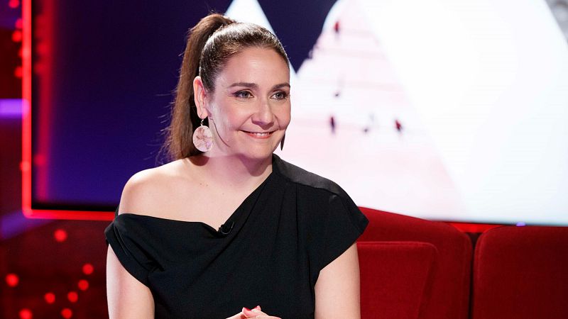 Carolina África, presentadora de "La 2 Noticias", en un plató de televisión.