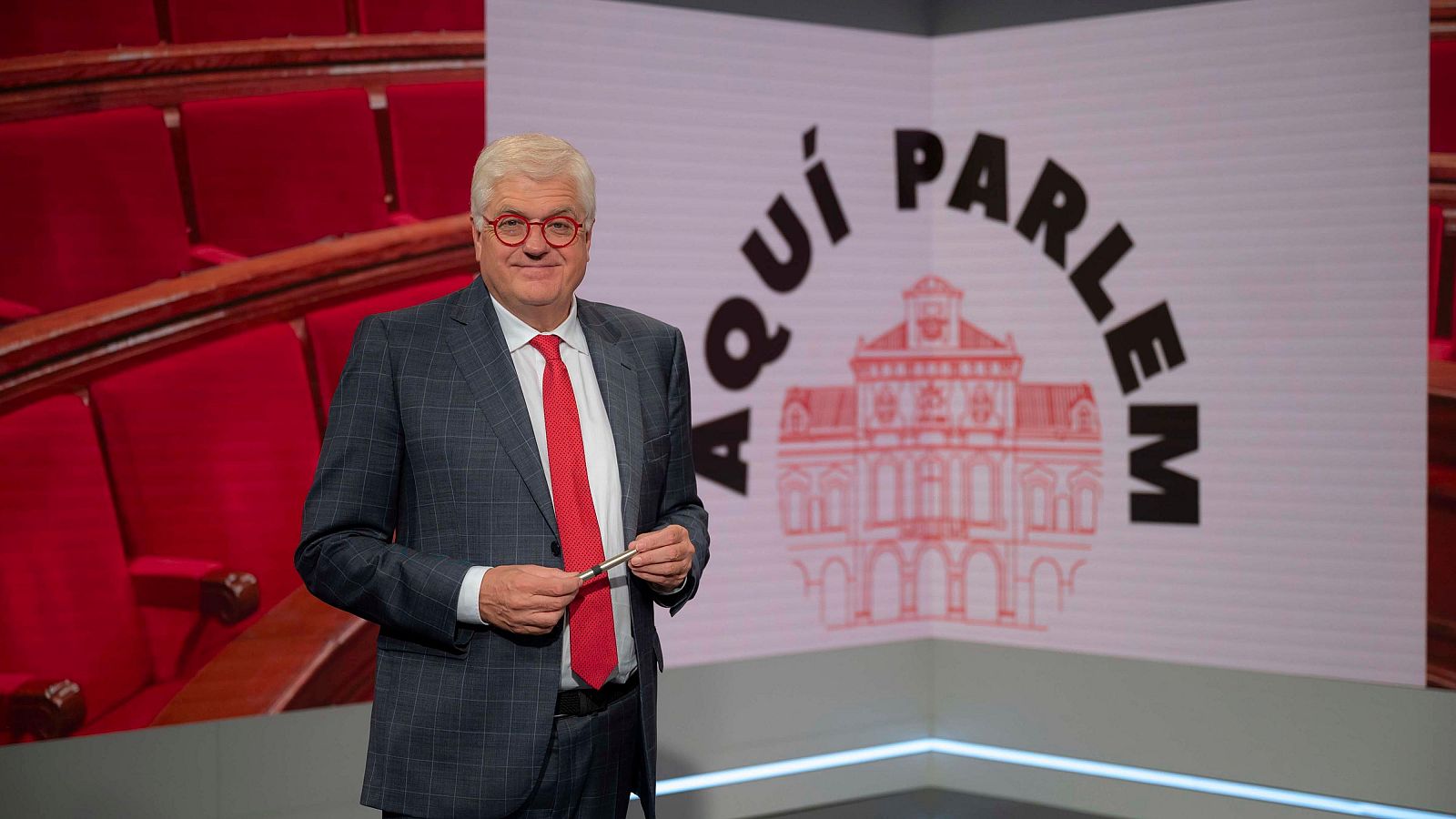 Lluís Falgàs, presentador d''Aquí Parlem', al plató del programa.