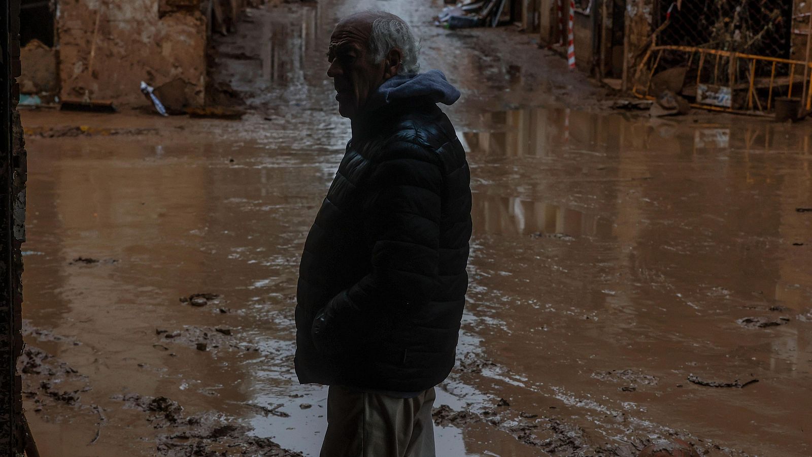 Un hombre pasea por la calle anegada de barro, a 13 de noviembre de 2024, en Paiporta, Valencia