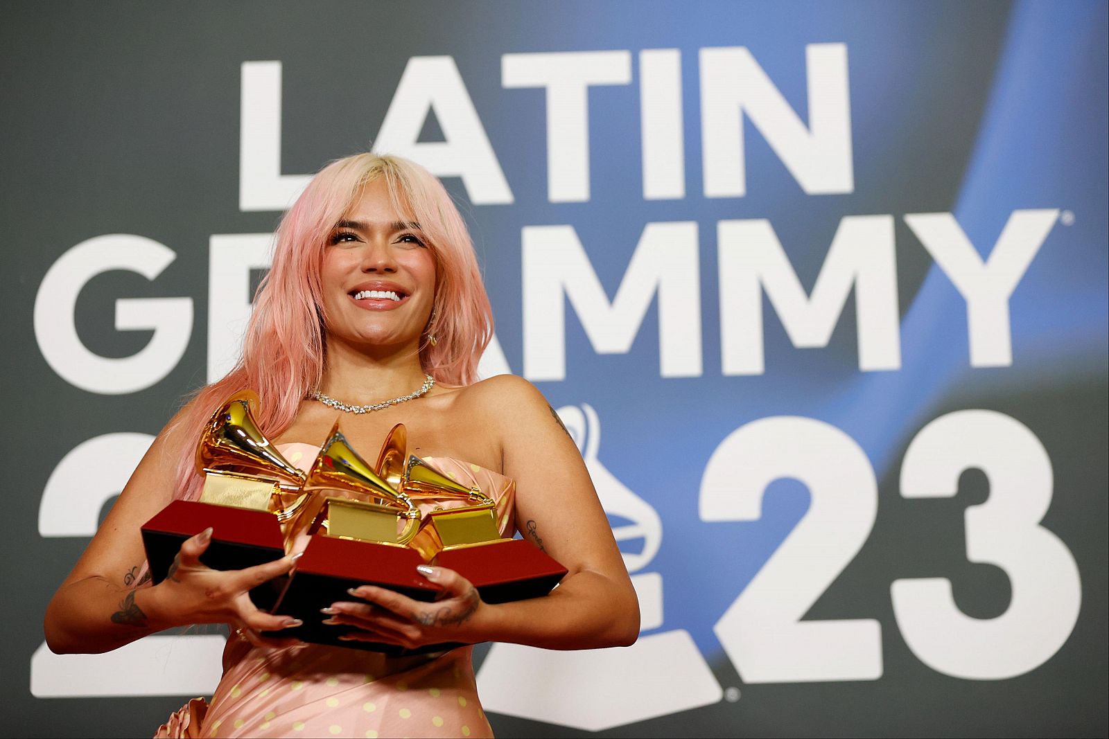 Karol G posa con sus tres premios conseguidos en la 24ª edición de los Latin Grammy celebrados en Sevilla en 2023.