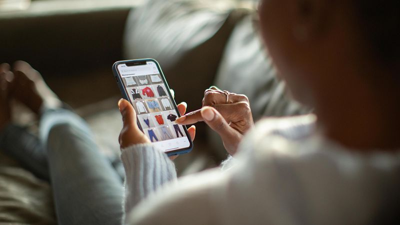 Una persona usa Facebook Marketplace en su móvil tras la multa de la Comisión Europea a Meta.