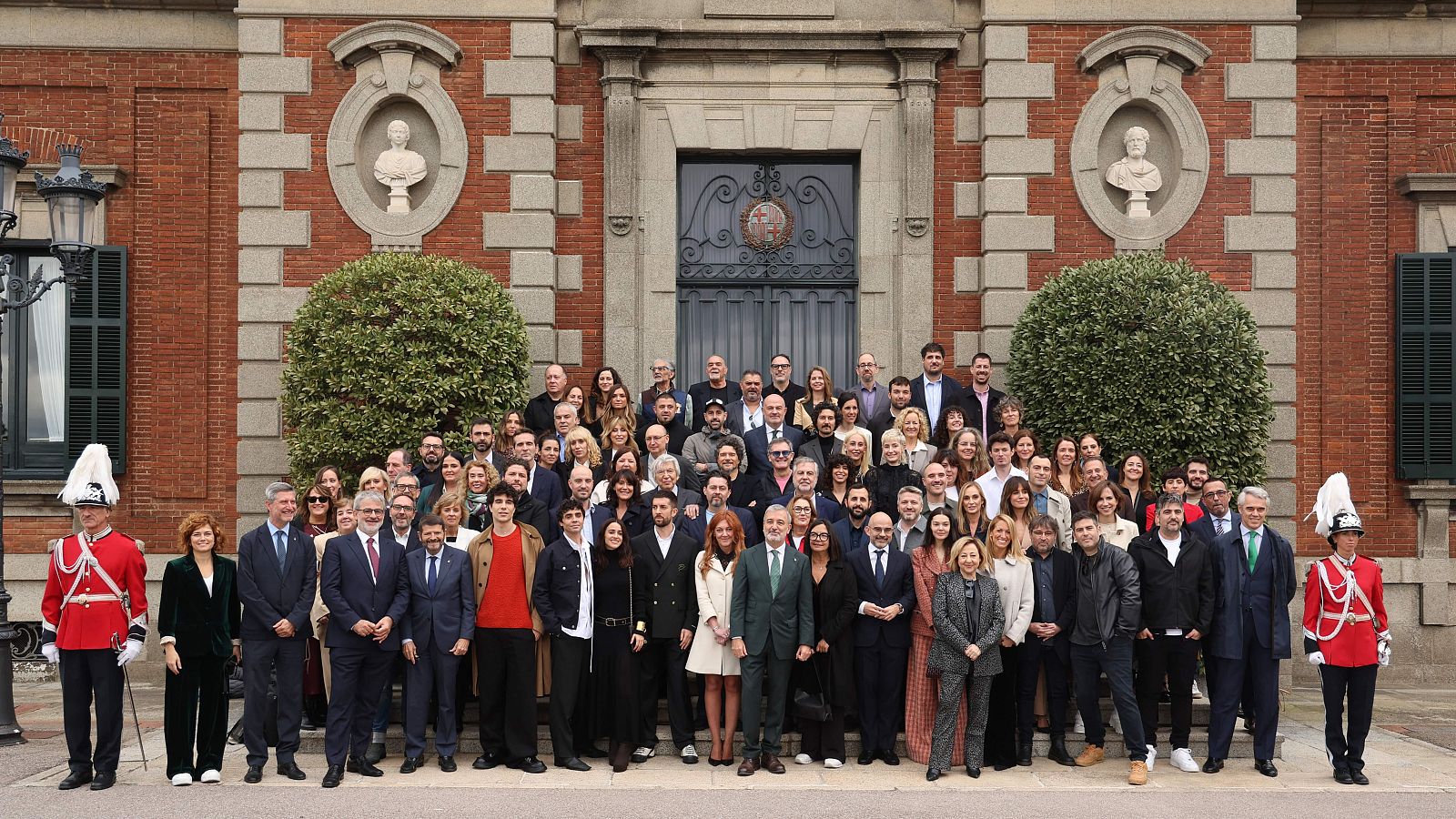 Fotografía de familia de galardonados con los Premios Ondas 2024