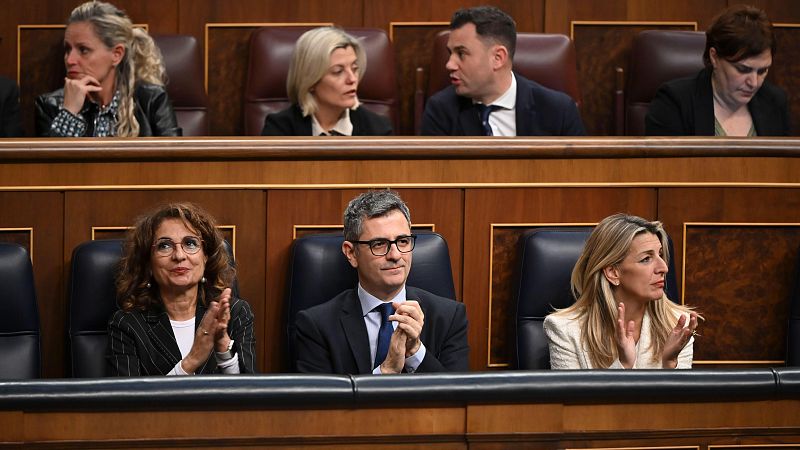 Yolanda Díaz, Félix Bolaños y María Jesús Montero aplauden en el hemiciclo del Congreso.