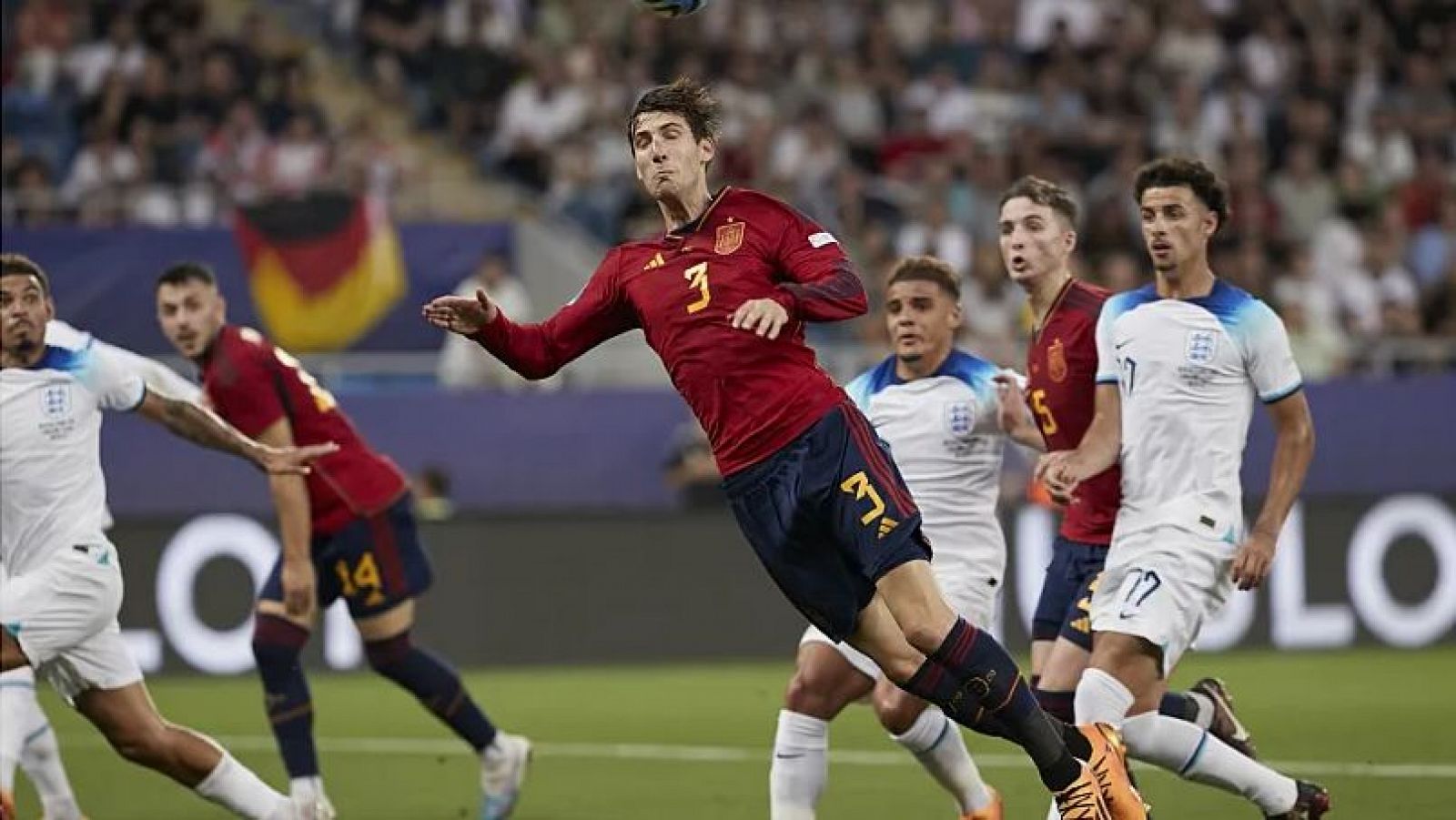 Juan Miranda cabecea el balón en la final del Europeo Sub-21 entre España e Inglaterra. El jugador español salta para disputar el balón aéreo con la selección inglesa de fondo.