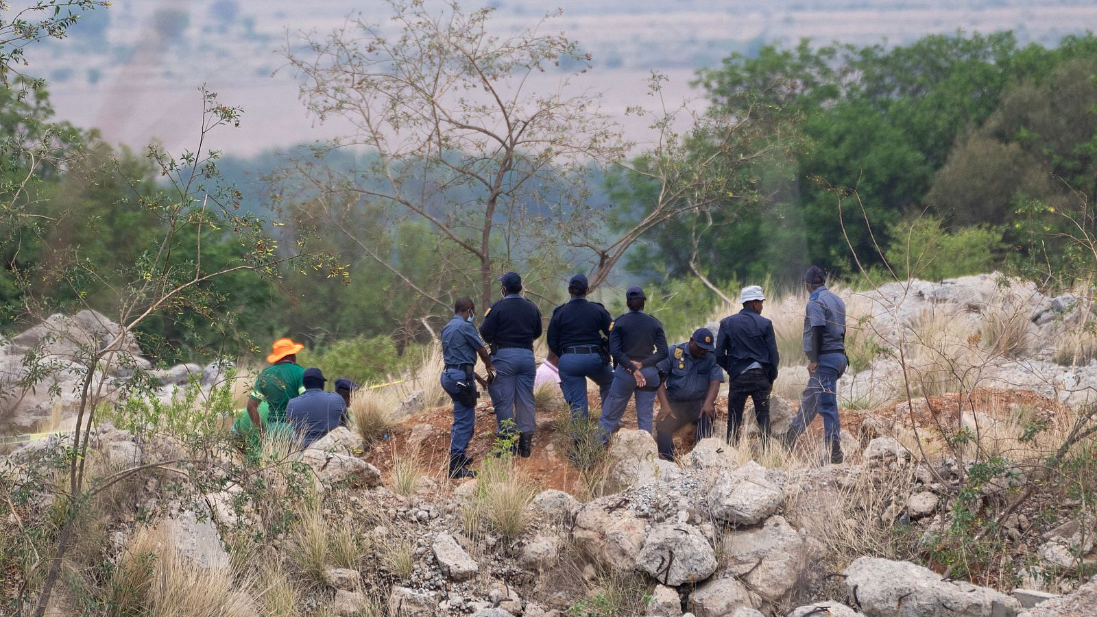 Rescatistas retiran un cuerpo de un pozo reformado donde unos 4.000 mineros están atrapados en Stilfontein