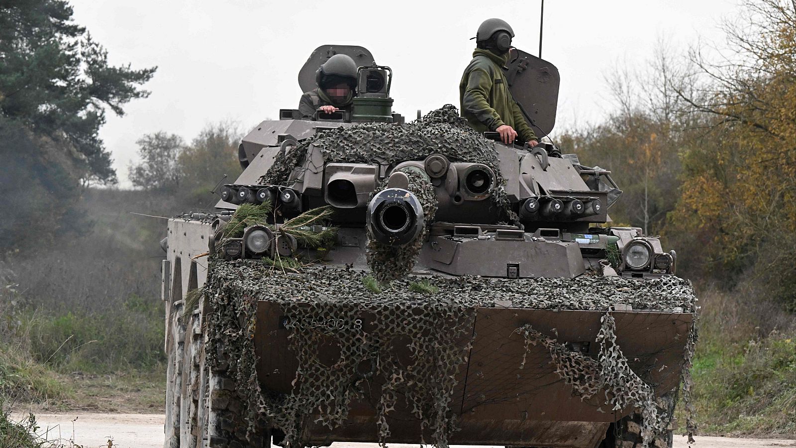 Soldados ucranianos se entrenan en un vehículo blindado de combate francés AMX-10 durante un ejercicio de entrenamiento