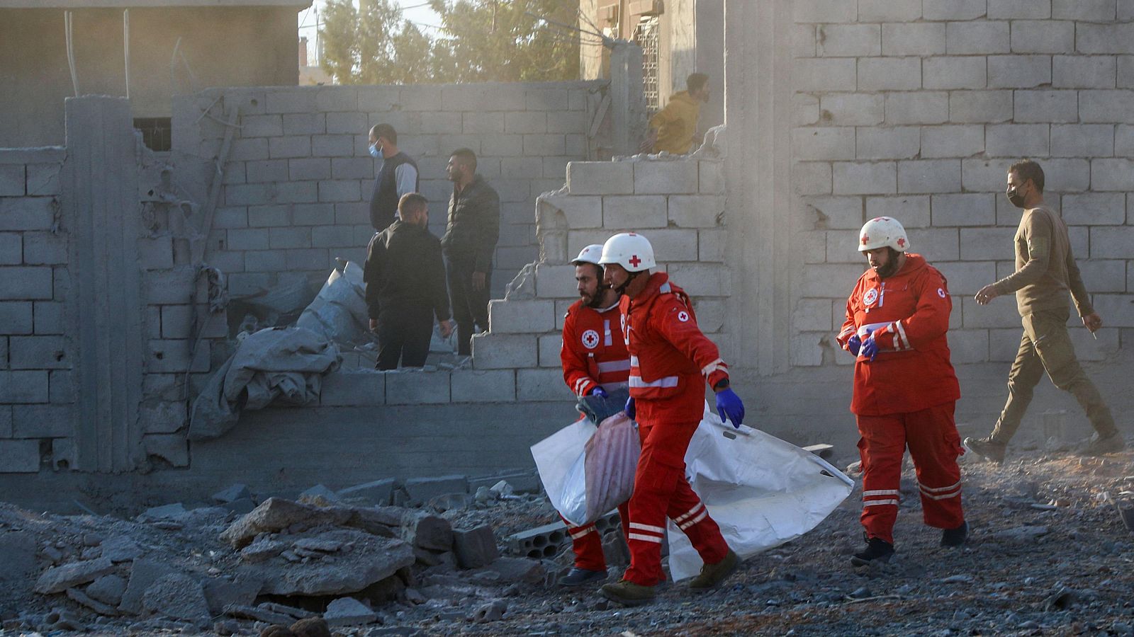 Voluntarios de la Cruz Roja transportan una víctima en Baalbek, Líbano, tras un ataque israelí que causó al menos ocho muertos.