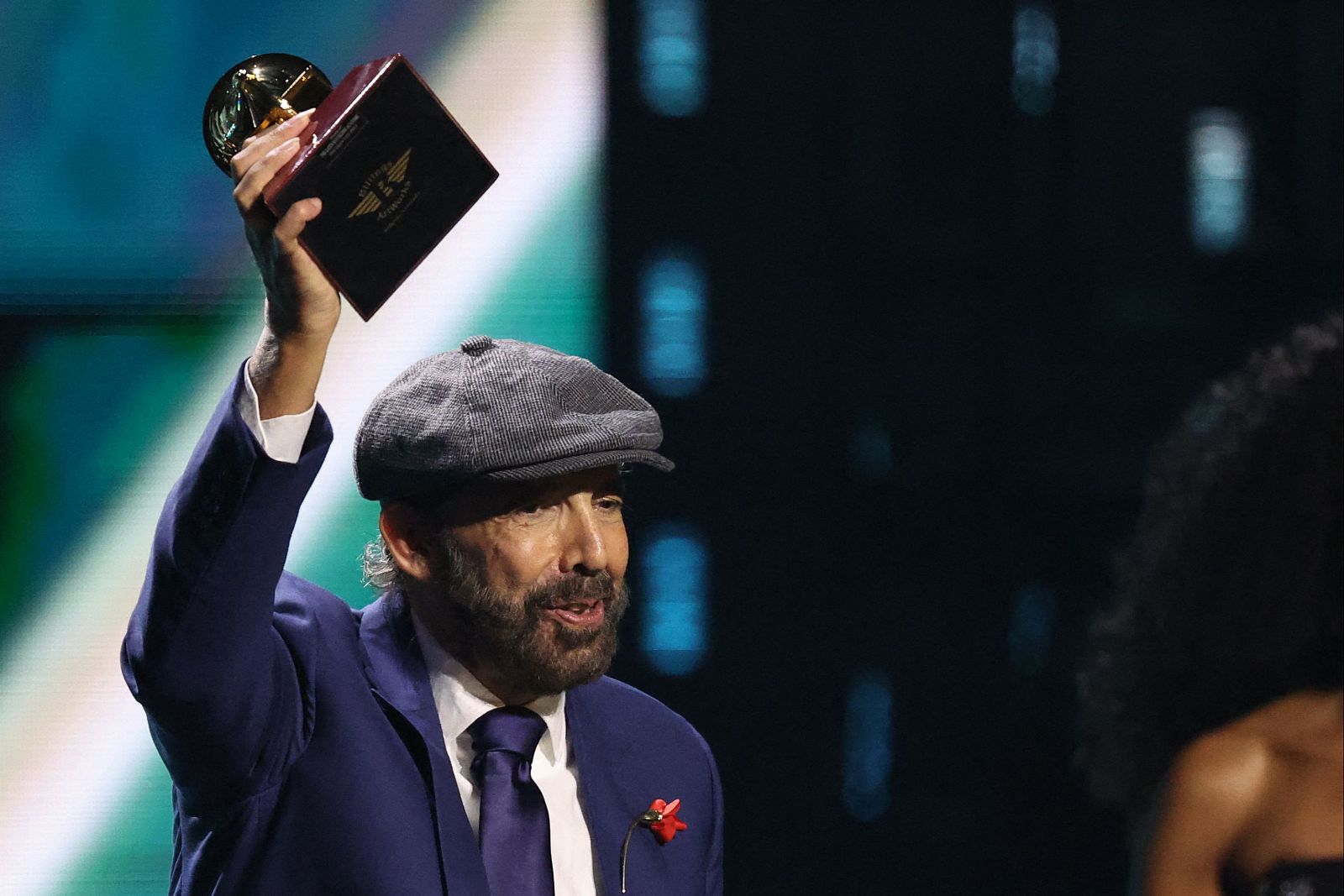 El cantautor Juan Luis Guerra sosteniendo el Latin Grammy a mejor álbum del año por 'Radio Güira'