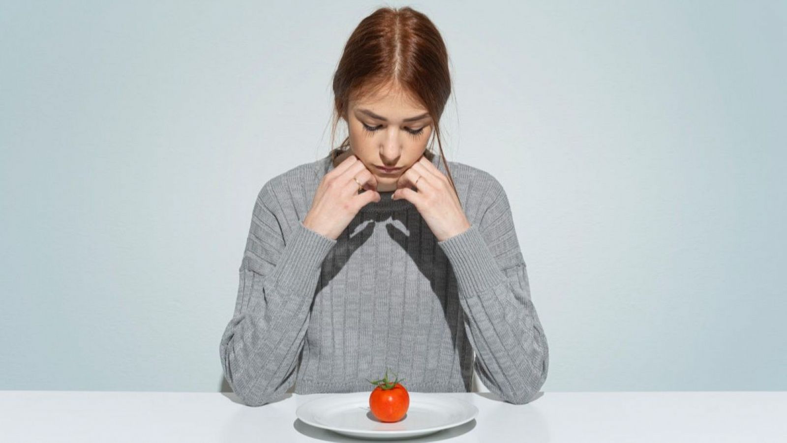 La anorexia nerviosa consiste en restringir la comida y en una pérdida de peso voluntaria.