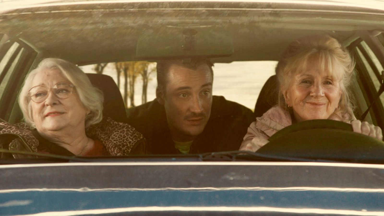 Carmen Maura, Agustín Galiana y María Barranco dentro de un coche en un fotograma de 'Cuando cae el otoño'.