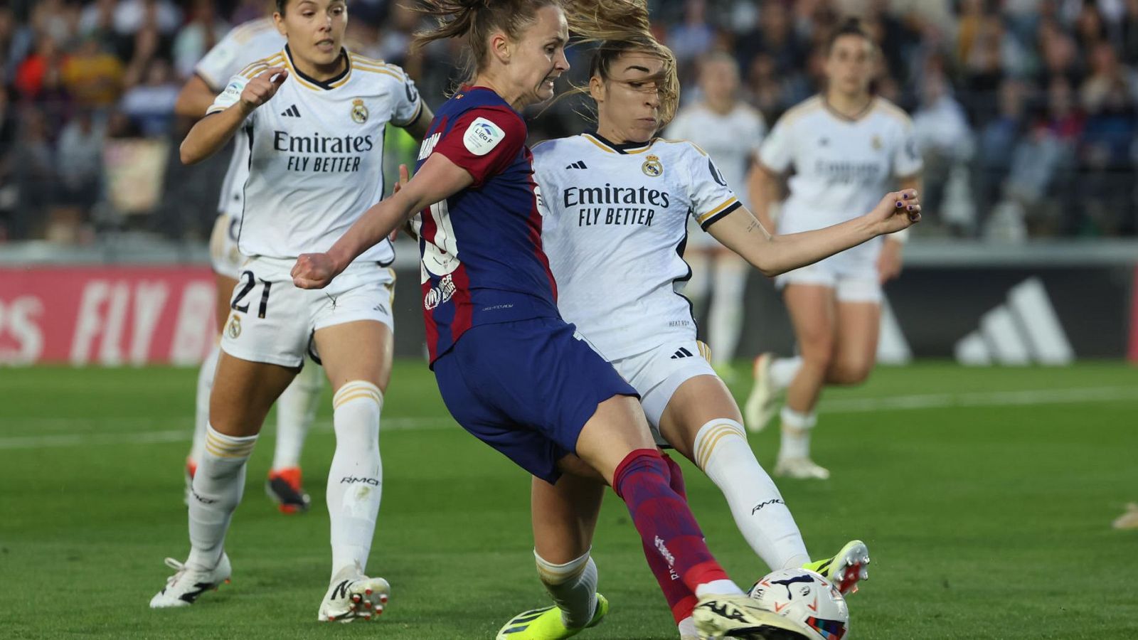 Real Madrid – FC Barcelona: Olga Carmona y Carolina Graham, durante un partido de la temporada pasada