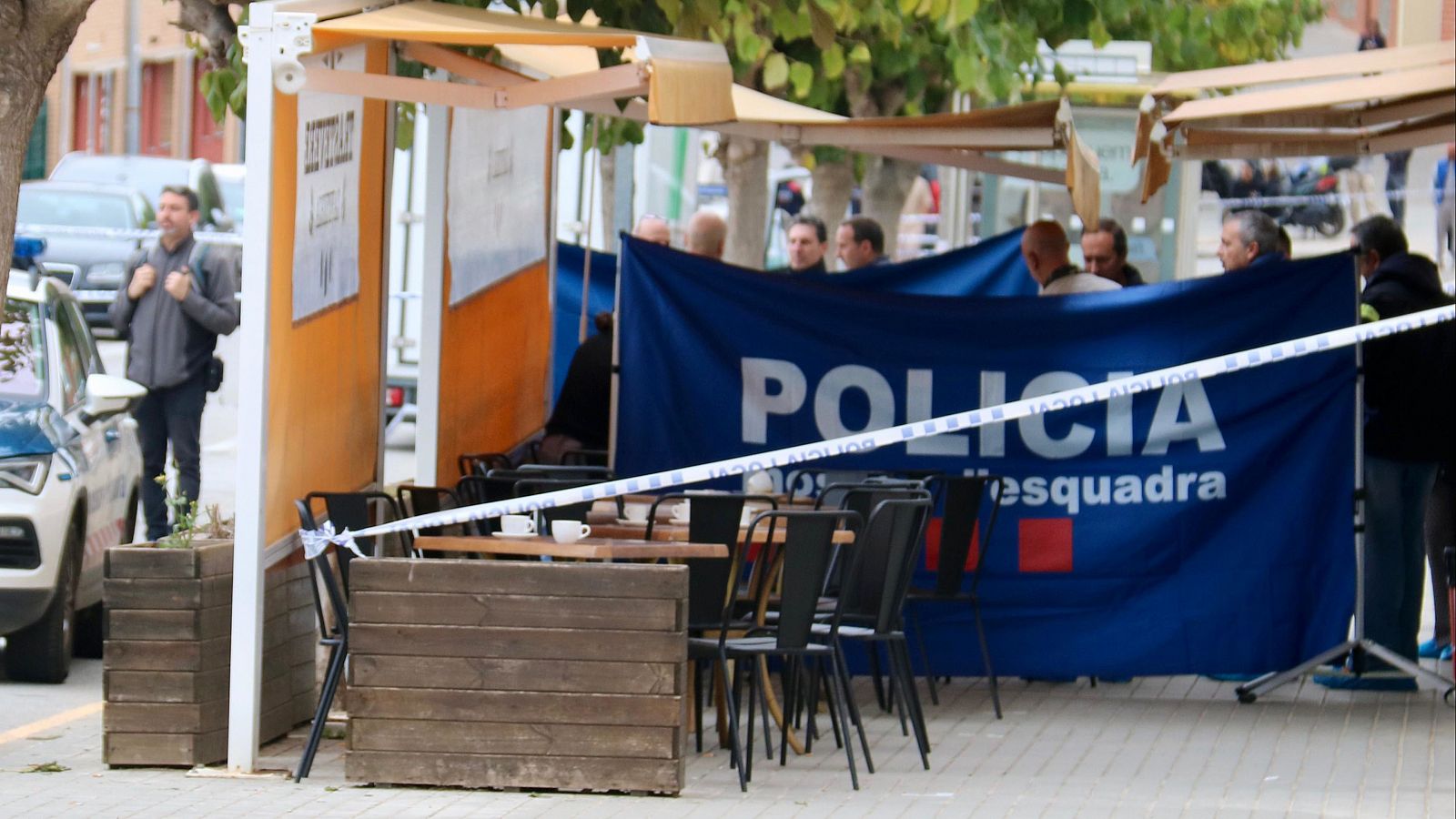 Escena acordonada por los Mossos d'Esquadra tras un tiroteo mortal en una cafetería de Montgat.