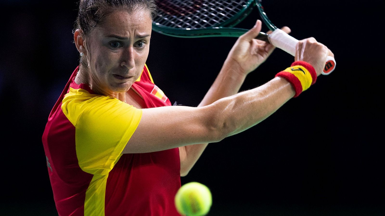 Sara Sorribes Tormo durante el duelo contra la polaca Magda Linette en la Billie jean King Cup.